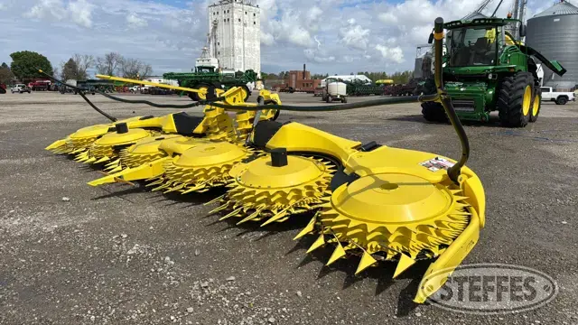 2023 John Deere 772