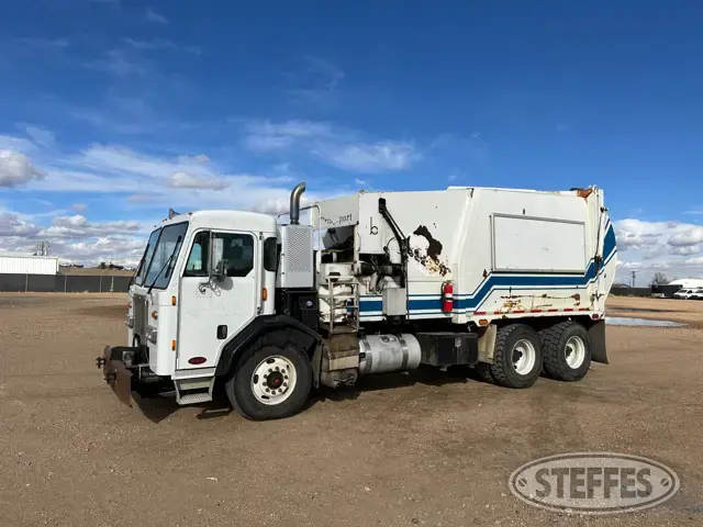 2015 Peterbilt 320