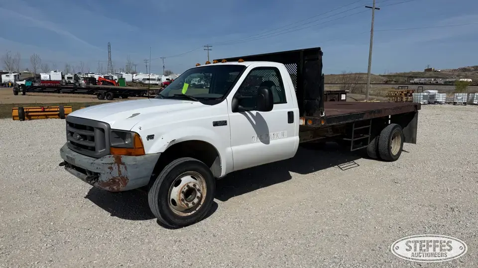 2001 Ford Super Duty F-550 XL Flatbed Truck