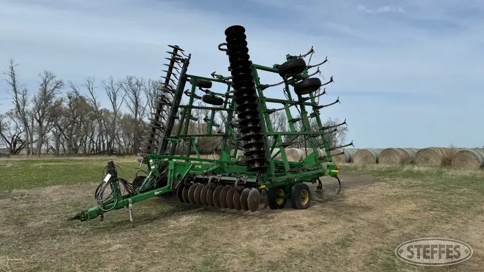 John Deere 726 Soil Finisher