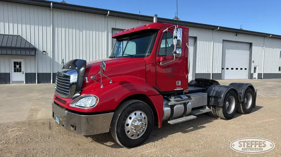 2007 Freightliner Columbia 120 Conventional Truck without Sleeper