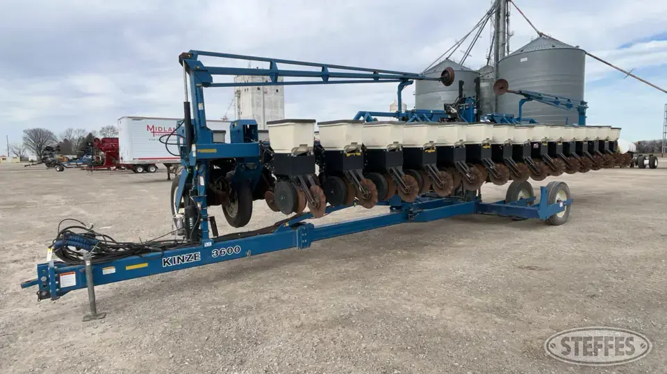 2002 Kinze 3600 12 or More Row Planter