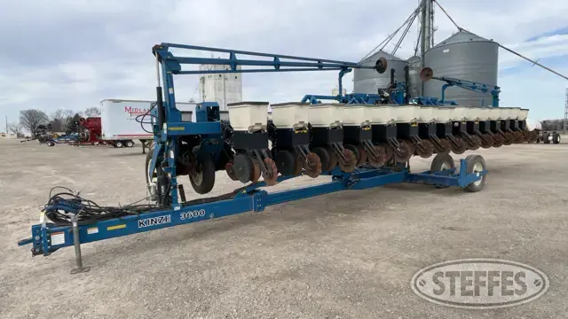 2002 Kinze 3600