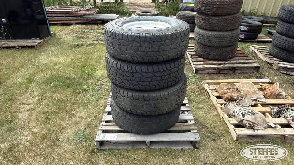 (4) Cooper Discoverer 265/75R16 tires Passenger-Light Truck Tire