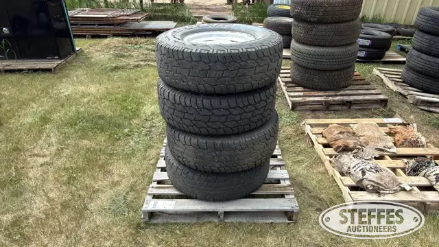(4) Cooper Discoverer 265/75R16 tires