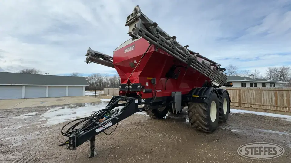 2022 Salford 9620 Pull-Type Dry Spreader