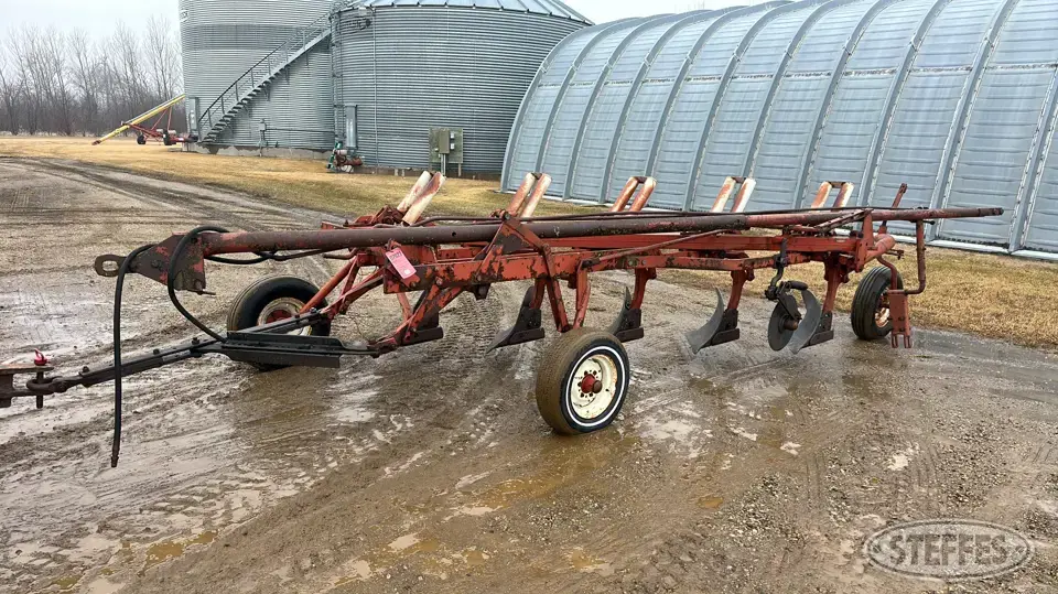 International 700 Plow