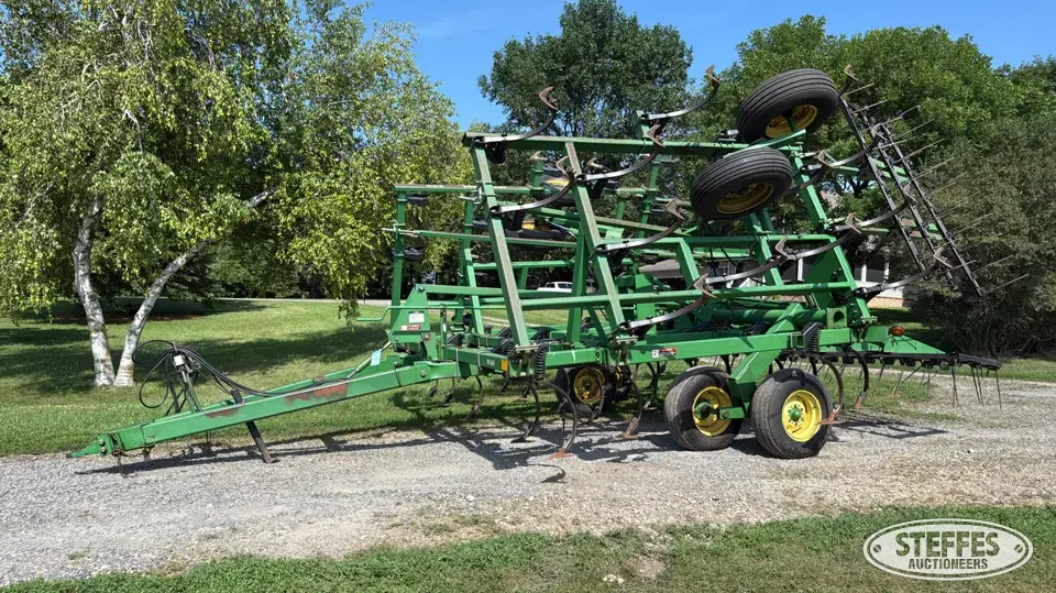 John Deere 980 Field Cultivator