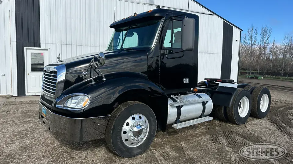 2007 Freightliner Columbia Conventional Truck without Sleeper