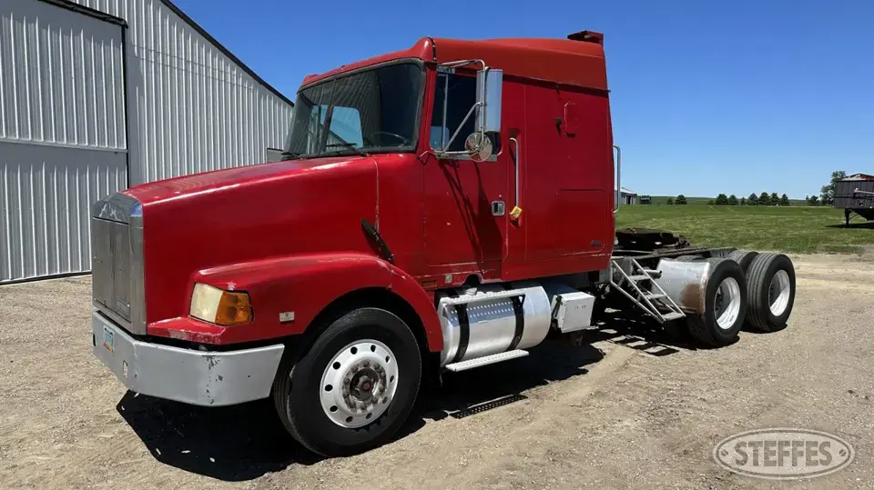 1990 WhiteGMC WIA Conventional Truck with Sleeper