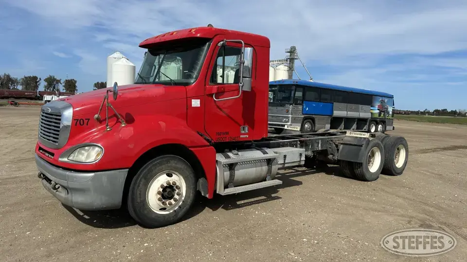 2002 Freightliner Columbia 120 Cab and Chassis Truck