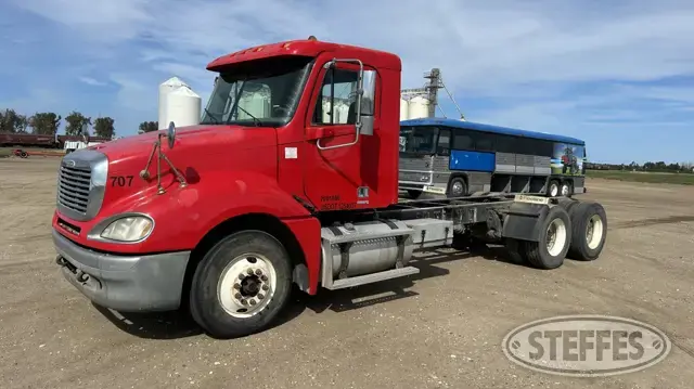 2002 Freightliner Columbia 120