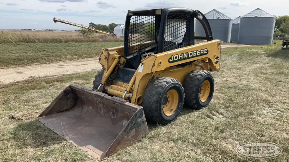 2000 John Deere 240 Wheeled Skid Steer