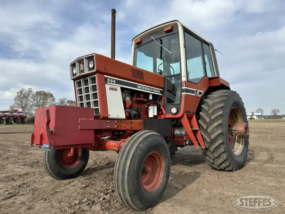 1976 International 986 2WD Tractor