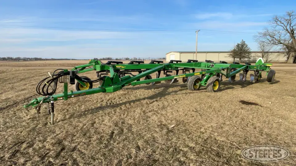 John Deere 3710 Plow