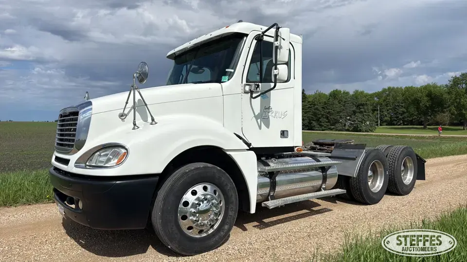 2006 Freightliner Columbia 120 Conventional Truck without Sleeper