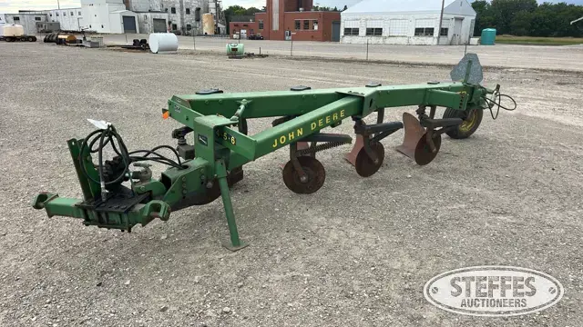 John Deere 2700