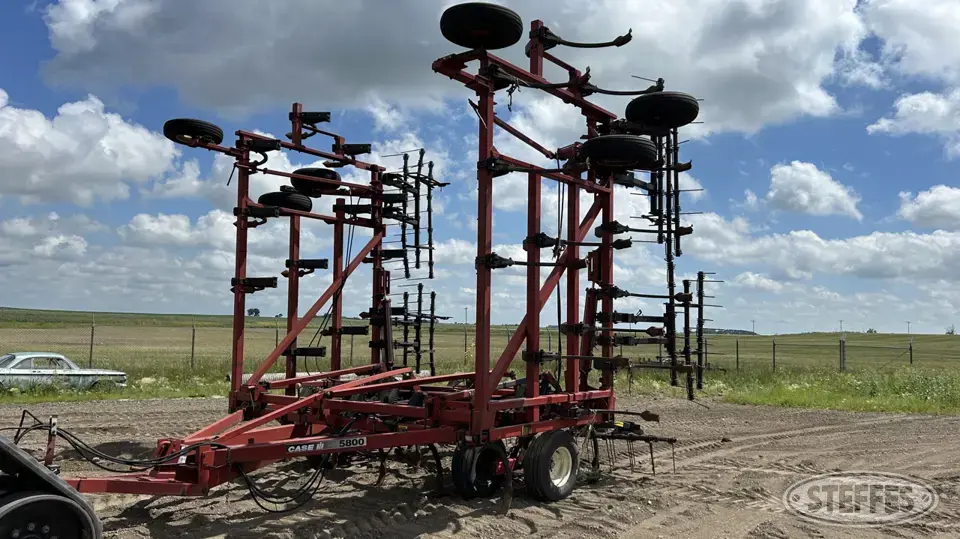 Case IH 5800 Chisel Plow