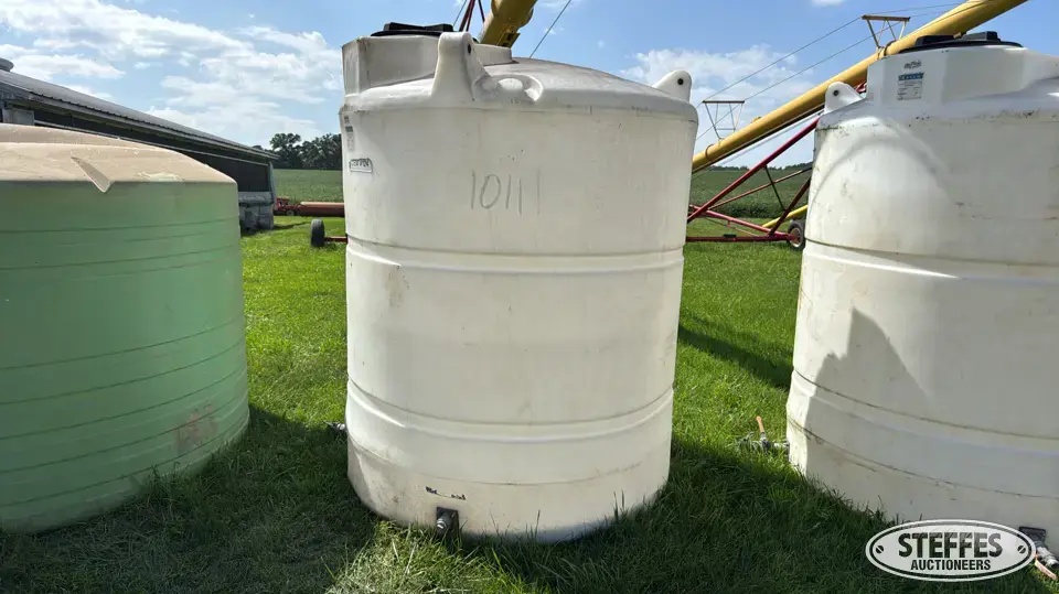 1,000 gal. vertical poly tank