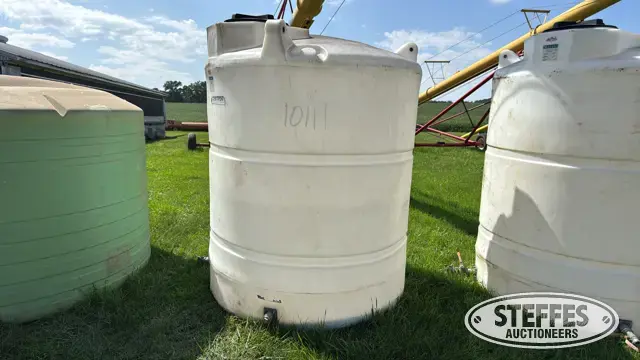 1,000 gal. vertical poly tank
