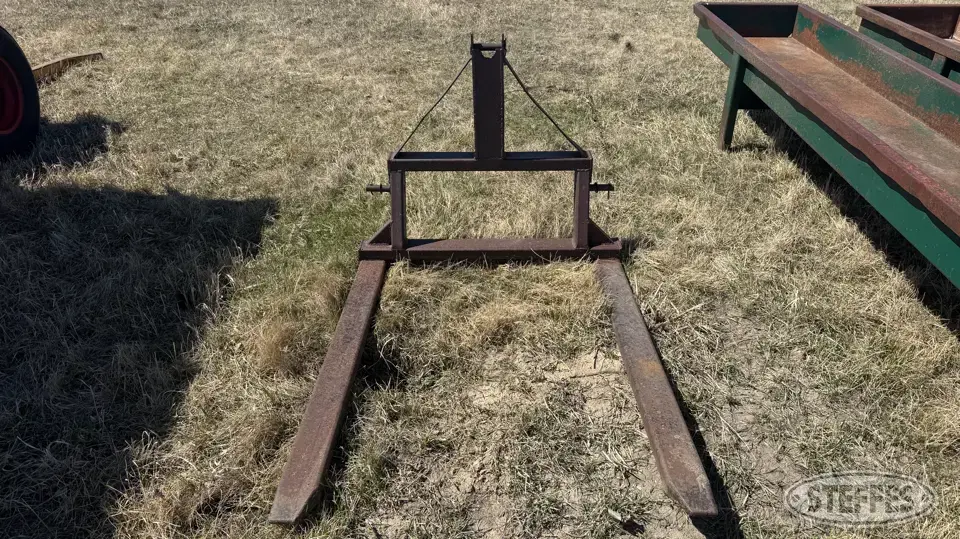 Shop-built bale carrier Bale Handling