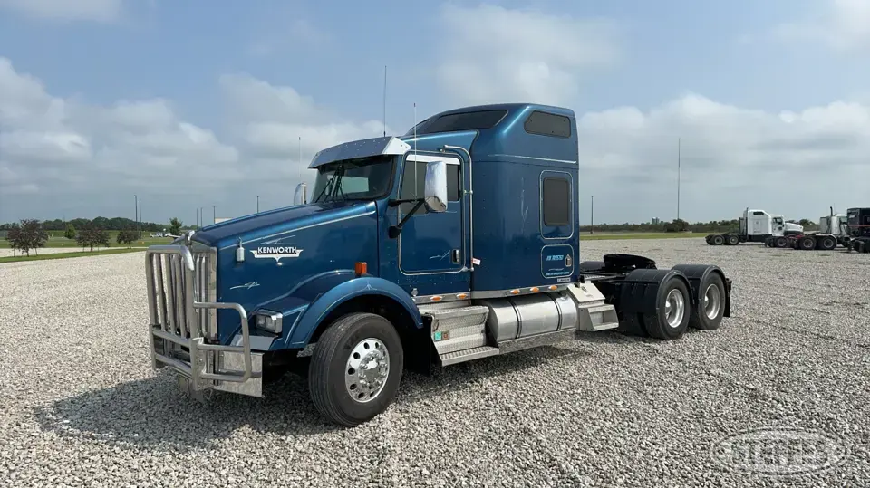 2007 Kenworth T800B Conventional Truck with Sleeper