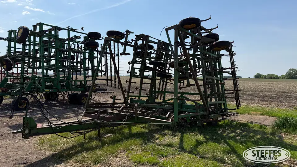 John Deere 1060 Field Cultivator