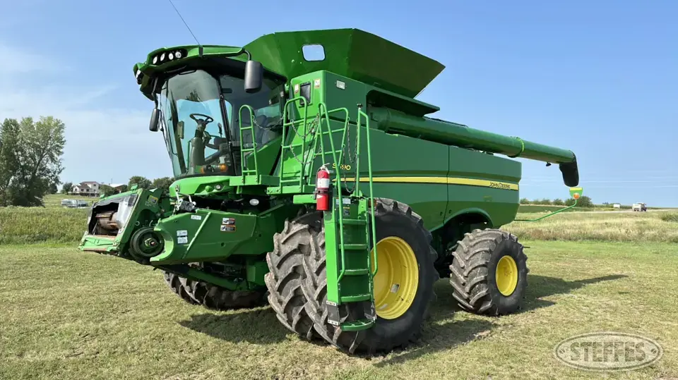 2013 John Deere S690 Combine