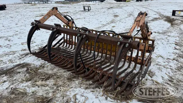 Shoule skid steer rock grapple bucket