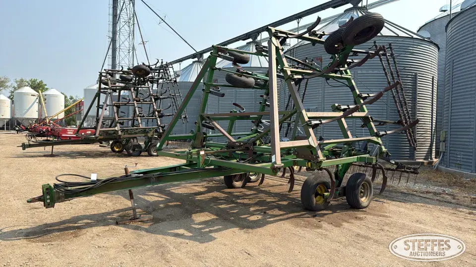 John Deere 610 Chisel Plow