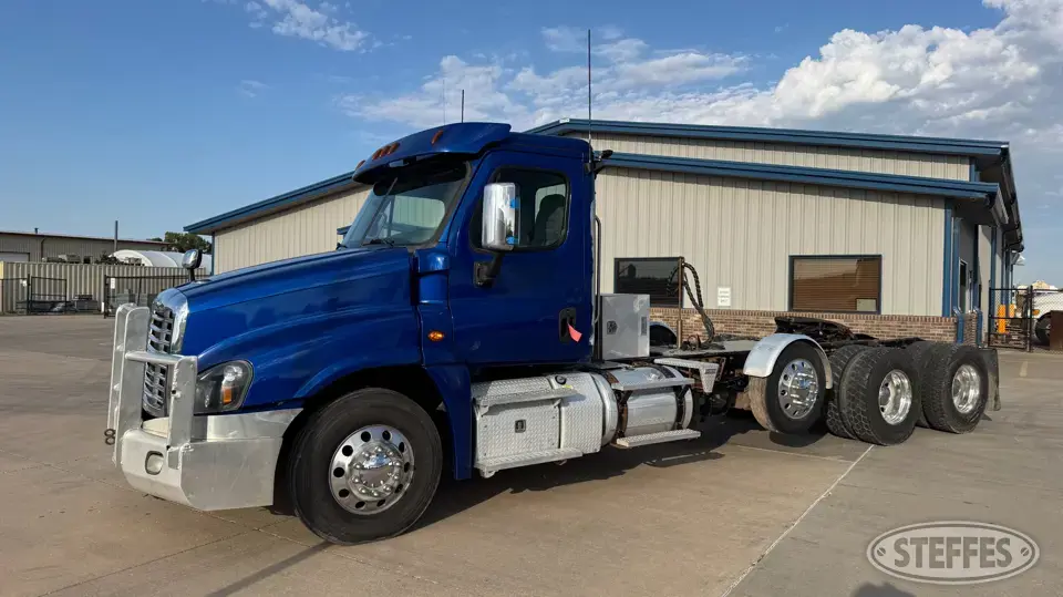 2019 Freightliner CA125DC Conventional Truck without Sleeper