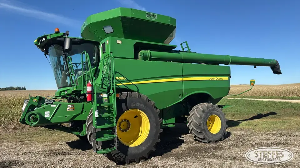 John Deere S680 Combine