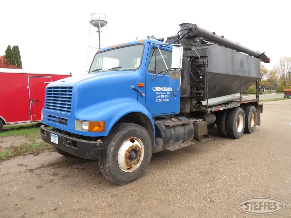 2000 International 8100 Tender Truck