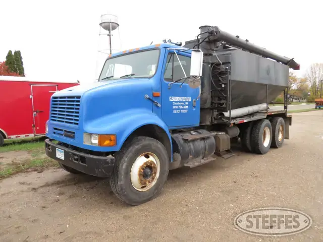 2000 International 8100