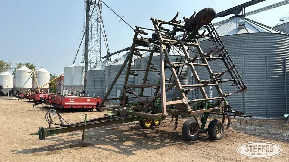John Deere 610 Chisel Plow