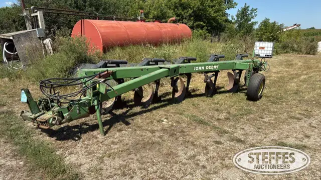 John Deere 2700