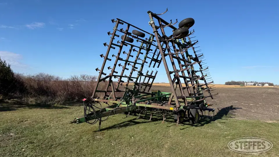 John Deere 980 Field Cultivator