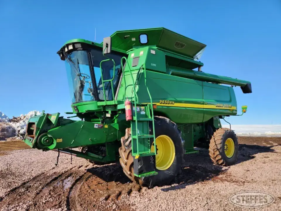 2000 John Deere 9650 Combine