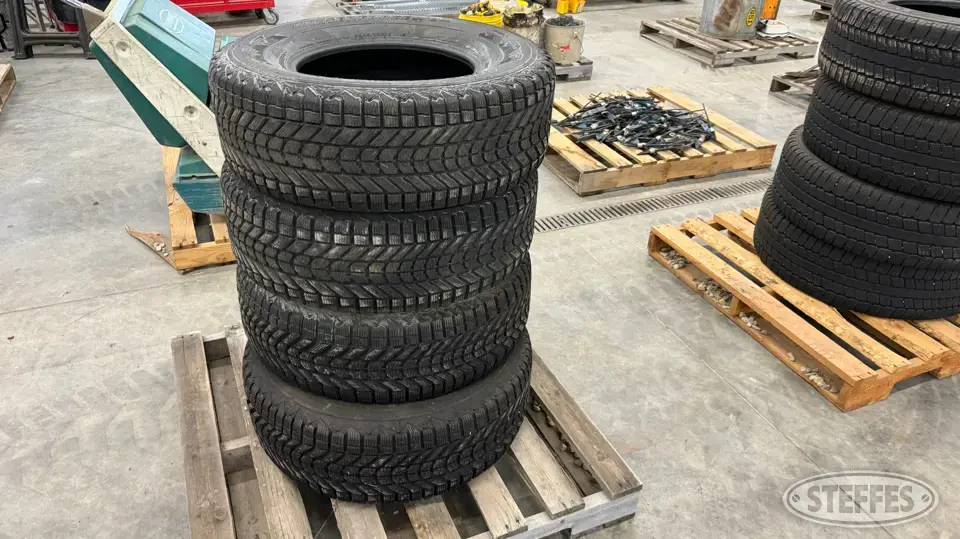 (4) Firestone Winterforce P265/70R16 tires Truck Tire