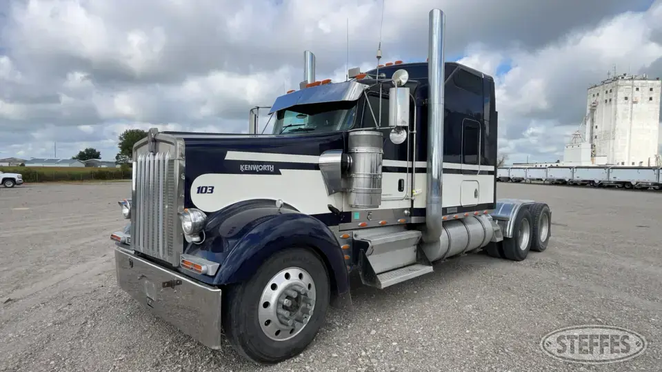 2003 Kenworth W900L Conventional Truck with Sleeper