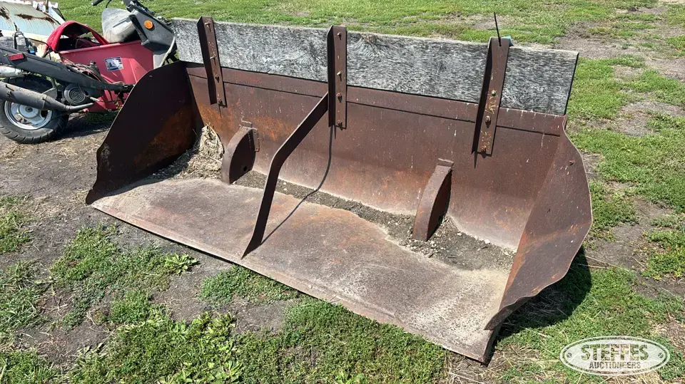 Skid steer bucket