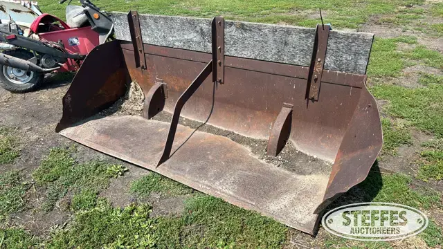 Skid steer bucket