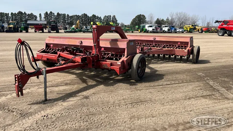 International 5100 Air Drills and Air Seeder