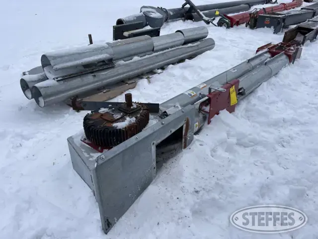Incline drag conveyor transfer tube