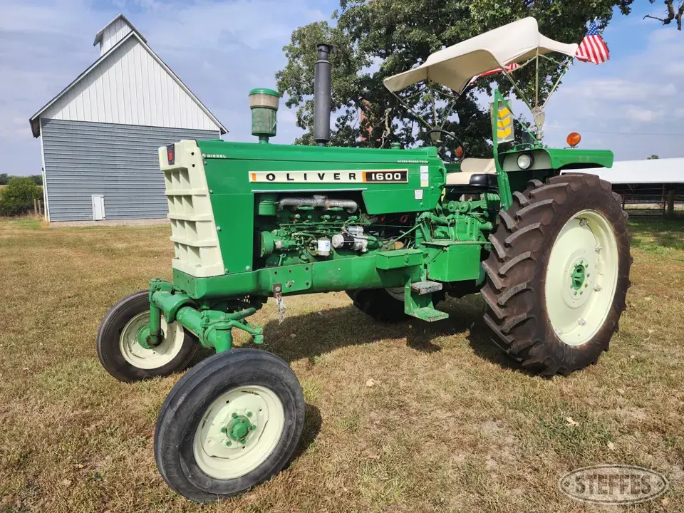 1963 Oliver 1600 2WD Tractor
