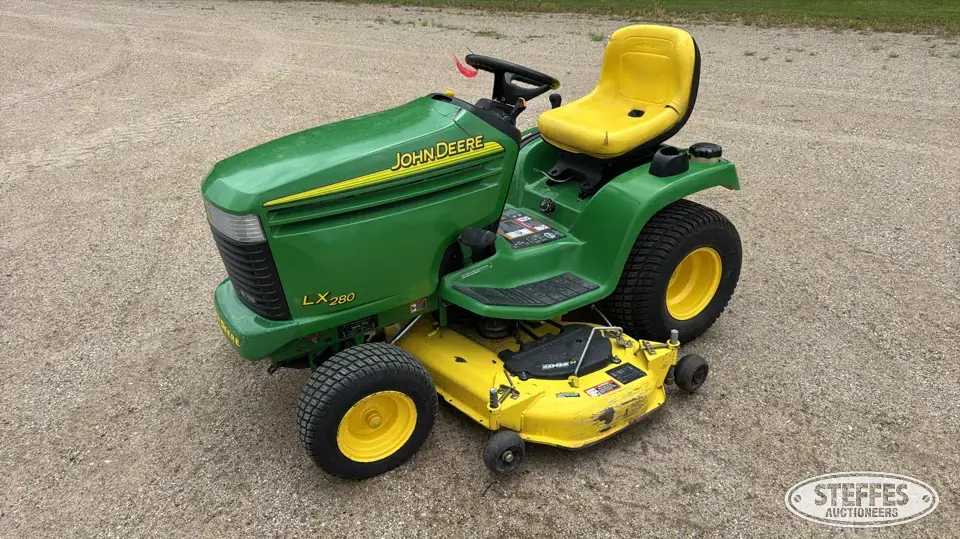John Deere LX280 Lawn Tractor