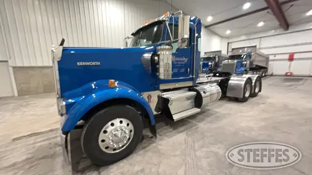 2022 Kenworth W900L