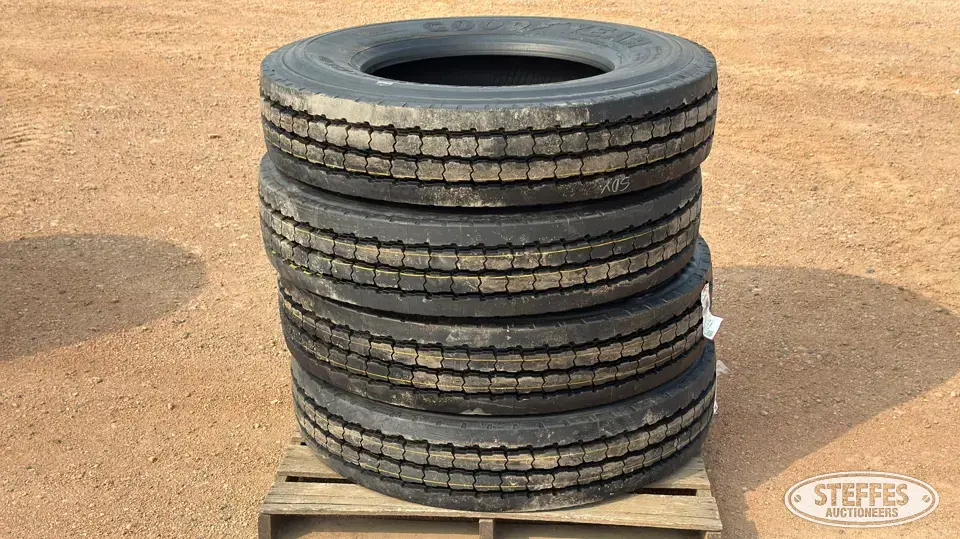 (4) 11R24.5 tires Truck Tire