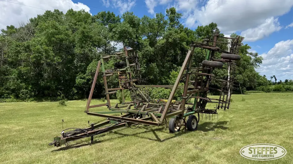 John Deere 1610 Chisel Plow