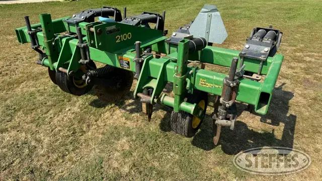 John Deere 2100